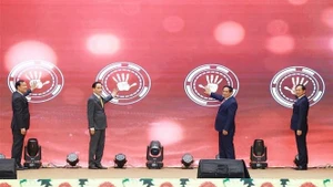 Премьер-министр Фам Минь Тьинь и руководство МИД открывают Базу данных по международным договорам. (Фото: ВИА)