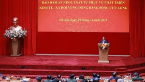 Премьер-министр Фам Минь Тьинь подводит итоги конференции по обеспечению безопасности и общественного порядка в интересах социально-экономического развития региона дельты реки Меконг. (Фото: ВИА)