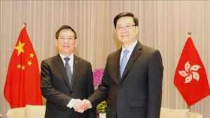 Вице-премьер Хо Дык Фок и Глава САР Гонконг Джон Ли Качхиу. (Фото: ВИА)