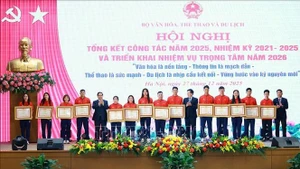 Премьер-министр Фам Минь Тьинь вручает Почетные грамоты спортсменам, добившимся выдающихся результатов на SEA Games 33. (Фото: ВИА)