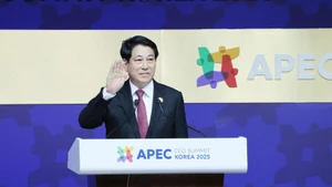 Президент Лыонг Кыонг принимает участие в Деловом саммите АТЭС 2025 в Южной Корее 30 октября 2025 года. (Фото: ВИА)