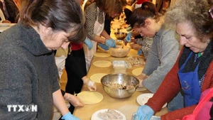 Слушатели учатся заворачивать нем. (Фото: ВИА)