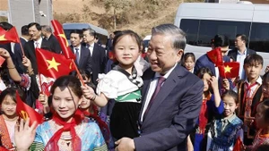 Генеральный секретарь То Лам с учащимися Межуровневой начальной и средней школы-интерната Сипафин. (Фото: ВИА)