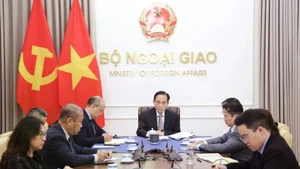 Член Политбюро, Министр иностранных дел Ле Хоай Чунг провёл телефонный разговор с Министром иностранных дел Боливарианской Республики Венесуэла Иваном Хилем Пинто. (Фото: МИД)