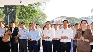 [Фото] Председатель НС воскурил благовония в память о Нгуен Шинь Шаке в провинции Донгтхап