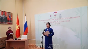 Супруга Генсекретаря ЦК КПВ Нго Фыонг Ли произносит поздравительную речь в адрес нового Центра (Фото: ВИА)