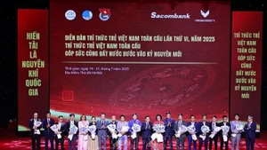 Представление Исполнительного комитета Глобальной сети молодых вьетнамских интеллектуалов, срок полномочий 2025–2027 гг. на мероприятии. Фото: ВИА
