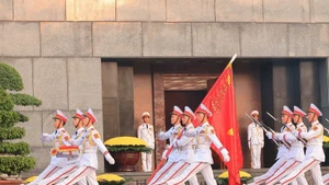 Почетный караул проходит парадом перед Мавзолеем Президента Хо Ши Мина. (Фото: ВИА)