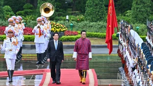 Президент Лыонг Кыонг и Король Джигме Кхесар Намгьял Вангчук обходят строй почетного караула Вьетнамской народной армии.