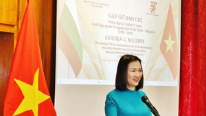 Посол Нгуен Тхи Минь Нгует выступает на мероприятии.