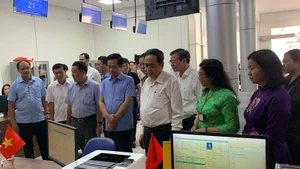Председатель НС Чан Тхань Ман и руководители города Кантхо проверяют деятельность Центра по предоставлению административных услуг города.