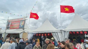 Стенд Вьетнама на Празднике газеты «Юманите» привлек внимание большого числа французских и зарубежных друзей.