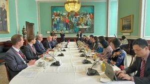 Зампредседателя НС Нгуен Кхак Динь и делегация НС Вьетнама на встрече с Председателем Фолькетинга Дании Сёреном Гаде и Заместителем председателя Фолькетинга Дании Карстеном Хёнге. (Фото: daibieunhandan.vn)