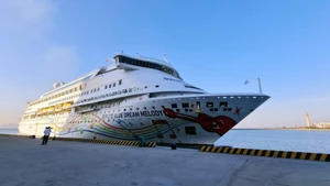 Круизный лайнер Blue Dream Melody (Китай) швартуется у Международного пассажирского порта Халонг. (Фото: ВИА)