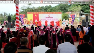 Товарищ Нгуен Суан Тханг принимает участие в мероприятии.