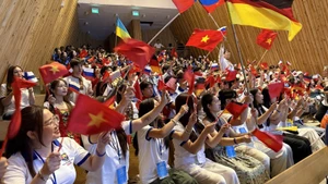 Молодые вьетнамцы за рубежом и студенты из 31 страны и территории присутствовали на церемонии открытия программы «Летний лагерь Вьетнама 2025» 16 июля 2025 года. (Фото: ВИА)