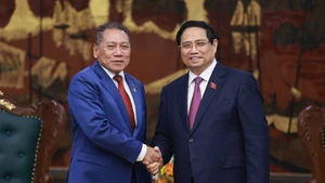 Премьер-министр Фам Минь Тьинь принимает министра иностранных дел и внешней торговли Соломоновых Островов Питера Шанеля Аговаку. (Фото: ВИА)