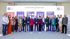 Посол Нгуен Минь Нгует с представителями ассоциаций и дипломатического корпуса в Софии. (Фото: ВИА)