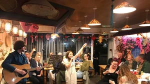 Музыкальное выступление в центре было встречено посетителями с энтузиазмом. (Фото: ВИА)