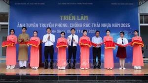 Делегаты разрезают ленту в знак открытия выставки. (Фото: ВИА)