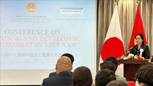 Генеральный консул Вьетнама в Фукуоке Ву Тхи Май выступает с вступительной речью на семинаре. (Фото: ВИА)