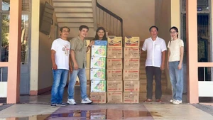 Руководство общины Куангдиен от имени школ, расположенных в зоне затопления, приняло 3 000 тетрадей и 2 000 ручек от корреспондентов газеты «Нянзан» и благотворителей.