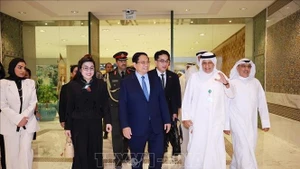 Исполняющий обязанности генерального директора Кувейтского фонда арабского экономического развития Уалид С. аль-Бахар встречает Премьер-министра и супругу. (Фото: ВИА)