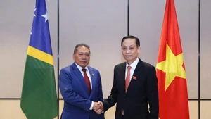 Министр иностранных дел Ле Хоай Чунг с министром иностранных дел и внешней торговли Соломоновых Островов Петером Шанелом Аговакой. (Фото: МИД Вьетнама)