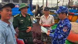 Сотрудники 2-го района Береговой охраны распространяют среди рыбаков информацию о правовых нормах в сфере рыболовства. (Фото: ВИА)