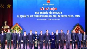 Президент Лыонг Кыонг с делегатами на церемонии празднования Дня учителя Вьетнама (20 ноября) и Восьмого съезда поощрения патриотического движения в сфере образования. (Фото: ВИА)