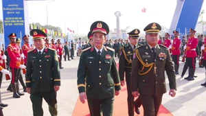 Генерал армии Тиа Сеиа (первый справа), заместитель премьер-министра, министр национальной обороны, и делегация Королевства Камбоджа встречает генерала армии Фан Ван Жанга (второй справа), министра национальной обороны Вьетнама, и вьетнамскую делегацию в международном пункте пропуска Бавет (Камбоджа). (Фото: ВИА)