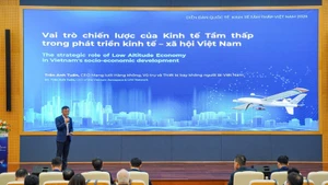 Докладчик Чан Ань Туан, генеральный директор Сети авиации, космоса и беспилотных летательных аппаратов Вьетнама, участвует в обсуждении на форуме. (Фото: baochinhphu.vn)