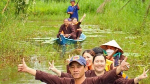 Туристы с удовольствием путешествуют по экологическому туристическому объекту в нижнем лесном массиве У Минь на трёхвёсельных лодках, проходя сквозь лесные заросли. (Фото: ВИА)