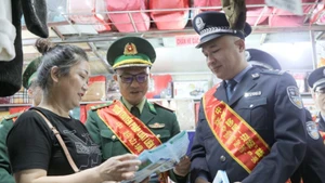 Пограничные силы Вьетнама и Китая проводят разъяснительную работу о пограничном законодательстве среди мелких торговцев на рынке Тантхань (провинция Лангшон). (Фото: ВИА)