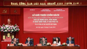 Генерал армии Лыонг Там Куанг сопредседательствовал на церемонии презентации книги.