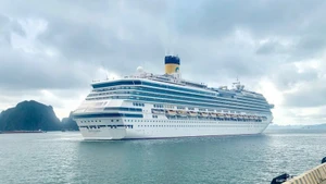 Круизное судно Costa Serena (Италия) зашло с визитом в бухту Халонг (провинция Куангнинь).