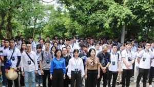 Делегация вьетнамской молодёжи, проживающей за рубежом, возлагает благовония в храме Королей Хунг на особо охраняемом национальном историческом комплексе в провинции Футхо. (Фото: ВИА)