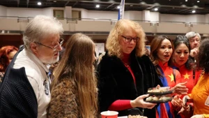 Посетители с интересом пробовали блюда вьетнамской кухни на стенде Вьетнама. (Фото: ВИА)