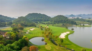 Гольф-курорт *BRG Kings Island Golf Resort* располагает 55 лунками и ежегодно принимает от 12 000 до 15 000 иностранных гостей. (Фото: alegolf.com)