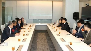 Делегация Союза журналистов Вьетнама проводит рабочую встречу с представителями газеты Hankook Ilbo в штаб-квартире издания. (Фото: ВИА)