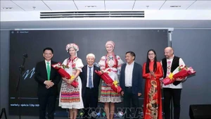 Делегаты вручают цветы трём авторам проекта Party в XXI веке». (Фото: ВИА)