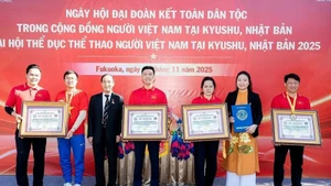 VietWorld зафиксировала рекорд: самая массовая постановка государственного флага Вьетнама в Японии. (Фото: ВИА)
