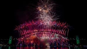 Яркий фейерверк по случаю встречи Нового 2026 года у моста Харбор-Бридж в Сиднее, Австралия. (Фото: Синьхуа/ВИА)