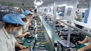 Сборка комплектующих для мобильных телефонов в промышленном парке Дьемтхуи провинции Тхайнгуен. (Фото: ВИА)