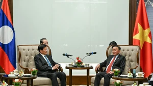 Постоянный член Секретариата ЦК КПВ Чан Кам Ту и Генеральный секретарь ЦК НРПЛ, Президент Лаоса Тхонглун Сисулит. (Фото: Зюи Линь)