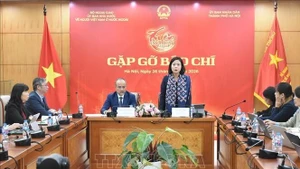 Заместитель директора Департамента культуры и спорта города Ханоя Ле Тхи Ань Май информирует в рамках программы. (Фото: ВИА)