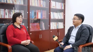 Китайский ученый Пань Цзинь’э (слева) беседует с постоянным корреспондентом газеты «Нянзан» в Китае.