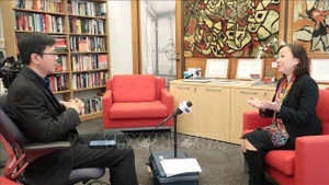 Профессор Нгуен Тхи Льен Ханг беседует с корреспондентом ВИА в Нью-Йорке. (Фото: ВИА)