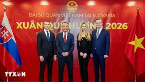 Посол Фам Чыонг Зянг фотографируется на память с двумя почетными консулами на мероприятии. (Фото: ВИА)