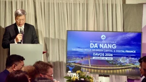 Заместитель председателя Народного комитета Дананга Хо Куанг Быу выступает на конференции.